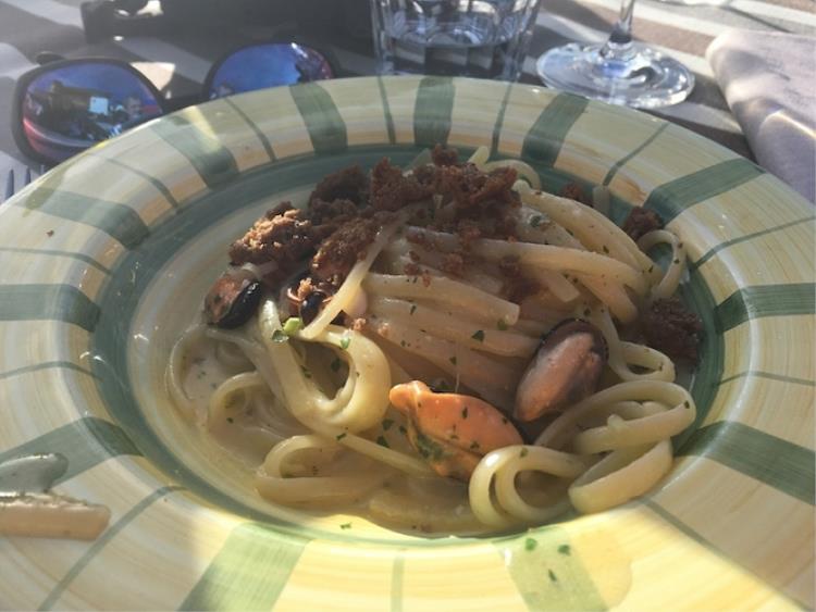 Linguine al limone con cozze, bottarga e pane croccante di Agerola (Alois Vanlangenaeker)