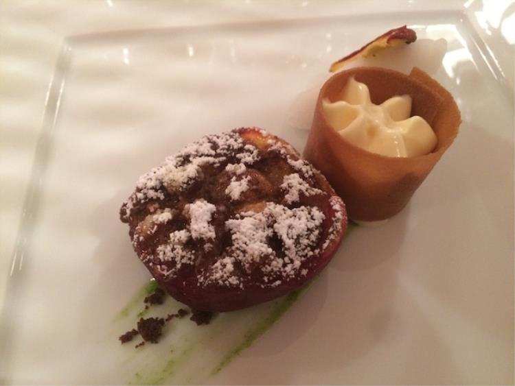 Soffiato di spezie, gelato di Seirass, pepe nero, pera martina, vin brulé