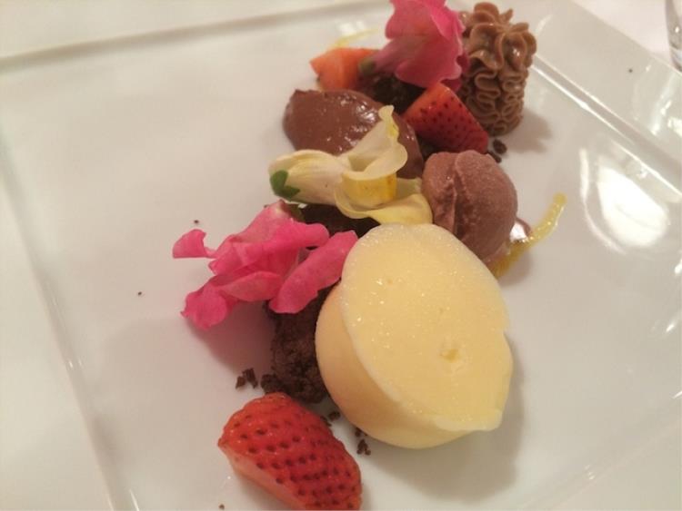 Variazione di sorbetti e frutti su piccole meringhe