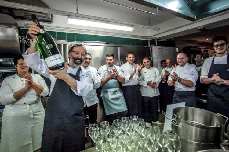 in primo piano, con la bottiglia in mano, Norbert Niederkofler