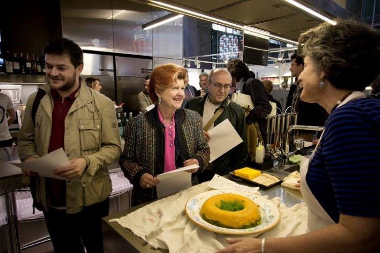 Fra i tanti cuochi in giuria alla gara sugli sformarti anche Annie Feolde, al centro