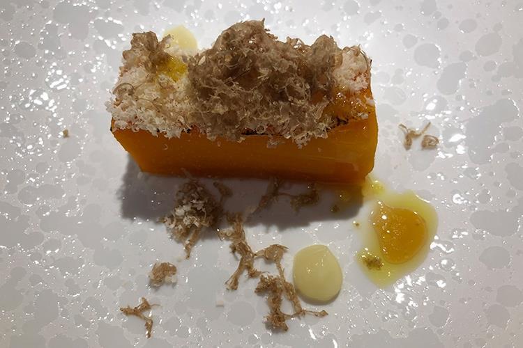 Zucca caramellata, melassa di scalogno, nocciole e yuzu (A Bergamo non c'è 2 senza 3 
Ronzoni chiude con il San Vigilio)