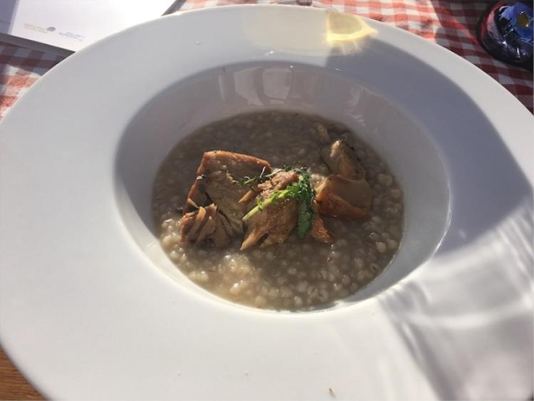 Orzotto del molino di Villabassa con maialino nostrano e maggiorana (Chris Oberhammer)