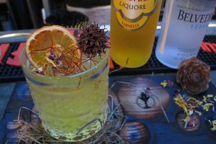 Re senza trono di Gian Nicola Libardi - All'Otel Varietè show dei barman 
Gusto, colore e passione nei cocktail