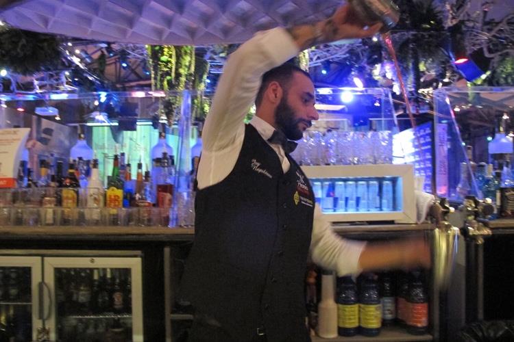 Joy Napolitano - All'Otel Varietè show dei barman 
Gusto, colore e passione nei cocktail