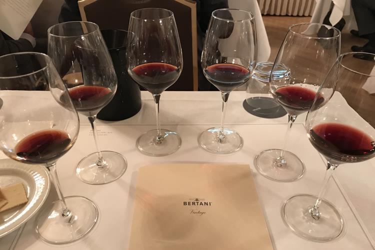 (Amarone Classico Bertani, 50 vendemmie 
e il ritorno dell'annata storica 1967)