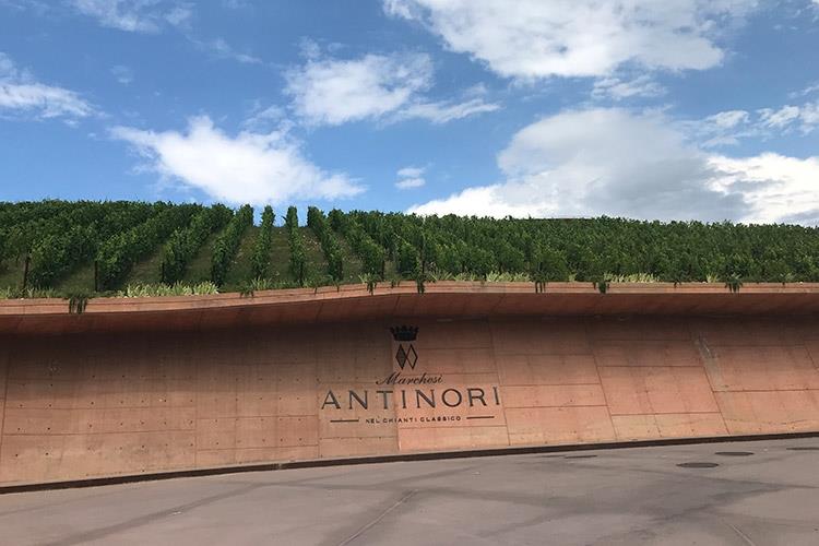 (Antinori nel Chianti Classico 
Un tempio per vivere il vino)