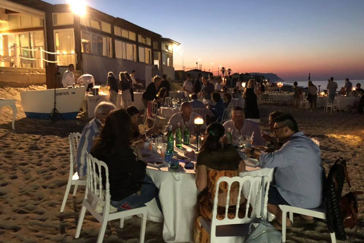 (Aperitivi sulla spiaggia 
allo Chalet La Rotonda 1962)