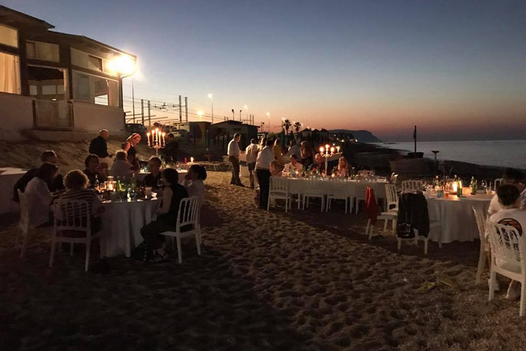 (Aperitivi sulla spiaggia 
allo Chalet La Rotonda 1962)