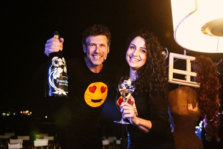 (Bussola, cena glamour in spiaggia 
con le bollicine di Perrier-Jouët)