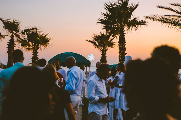 (Bussola, cena glamour in spiaggia 
con le bollicine di Perrier-Jouët)