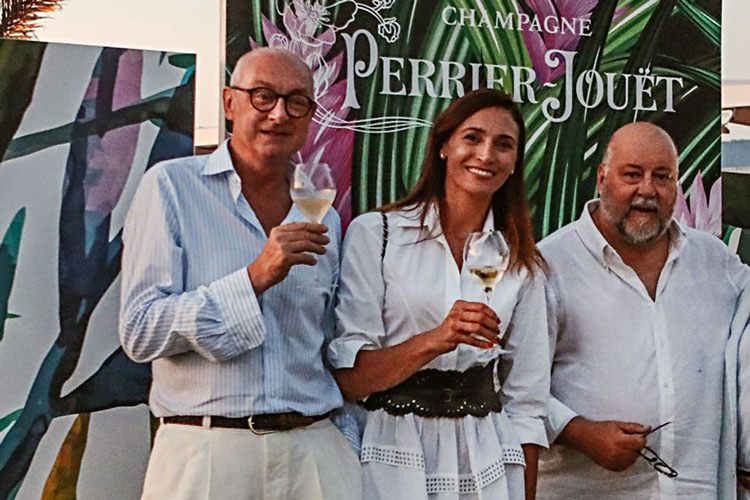 (Bussola, cena glamour in spiaggia 
con le bollicine di Perrier-Jouët)