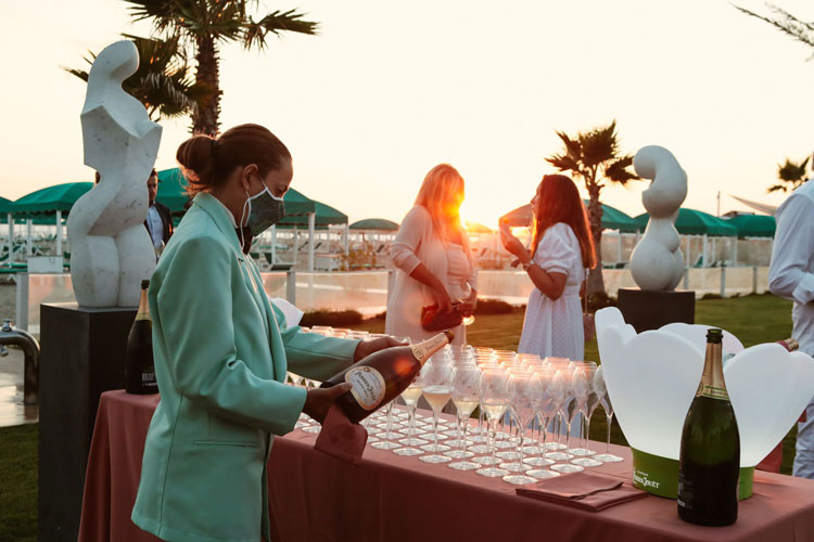 (Bussola, cena glamour in spiaggia 
con le bollicine di Perrier-Jouët)