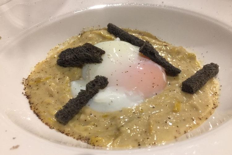 Ovetto morbido su zuppetta di porri e crostini di pane (Casa Virginia, a Villa d’Almè
un buon rifugio per i buongustai )