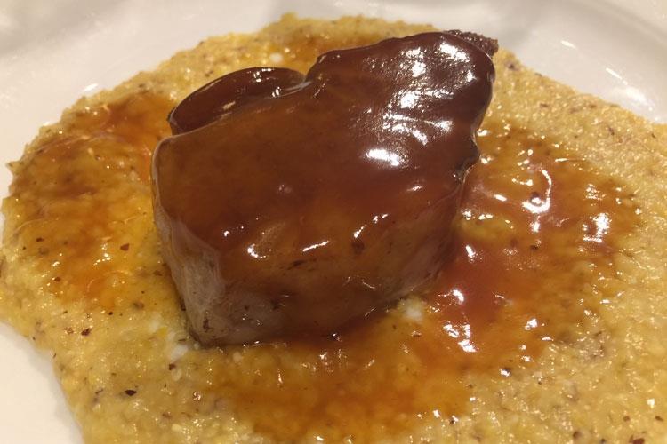 Tenero capocollo con spuma di formaggella su polentina di Rostrato Rosso e Quarantino (Casa Virginia, a Villa d’Almè
un buon rifugio per i buongustai )