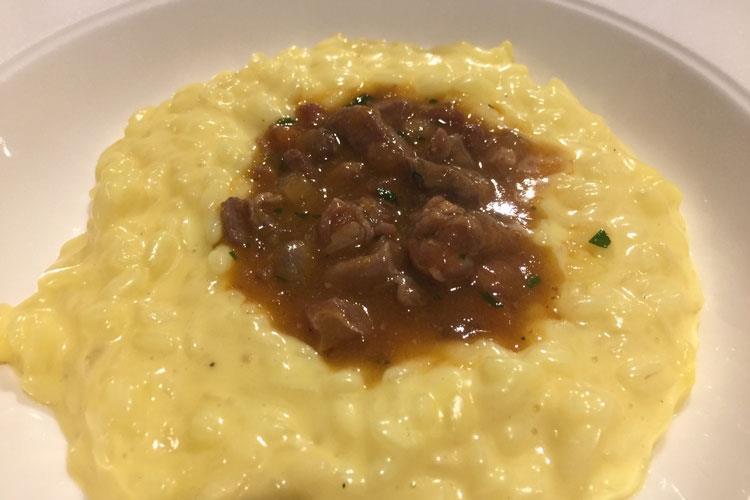 Risotto con stracchino all'antica, battuto d'oca e zafferano (Casa Virginia, a Villa d’Almè
un buon rifugio per i buongustai )