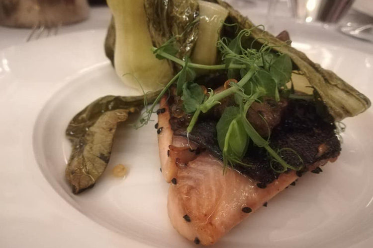 Trota salmonata con patchoi, funghi shitake e caviale di olio al sesamo (Como, le eccellenze di lago 
protagoniste al Vista Palazzo)