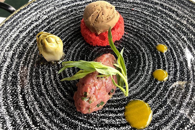 Tartare di fassona piemontese, fiore di puntarella, gelato all'aglio nero e spuma non piccante alla 'nduja (Da Stefano Marzetti al Mirabelle 
Cucina con passione ... e con vista)