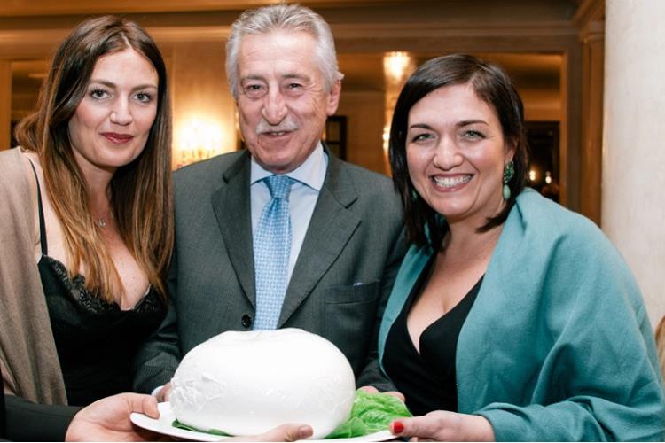 Antonio Lucisano (Consorzio Mozzarella di Bufala Campana Dop) tra Chiara e Angela Maci