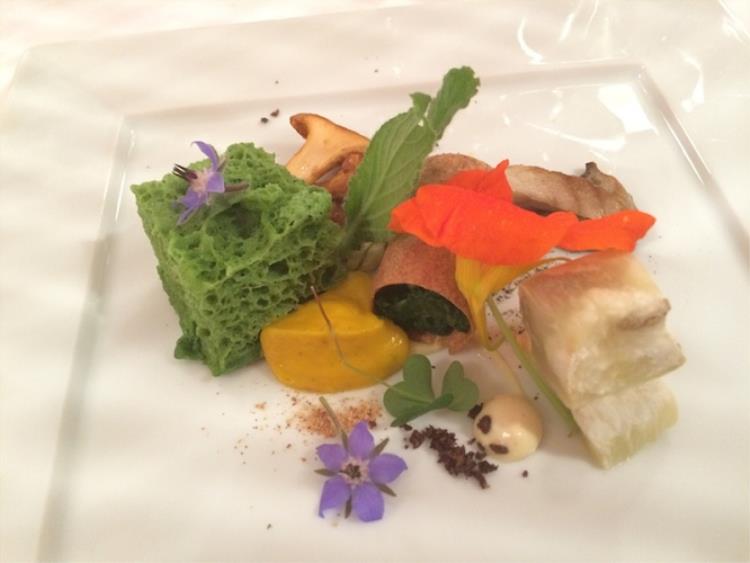 L’orto: spugna d’erbe spontanee, carote colorate, porcini, zucchine in fiore e crescione