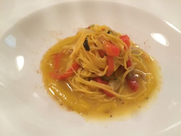 Tajarin all’uovo con peperone dolce alla brace, acciuga, santoreggia e toma di pecora