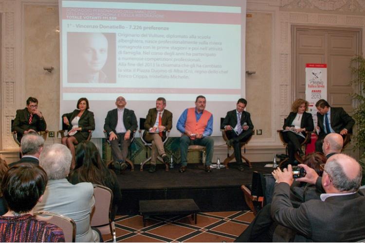 I relatori del convegno. Da sinistra: Luigi Cremona, Roberta Schira, Claudio Sadler, Alberto Lupini, Gianfranco Vissani, Aldo Cursano, Valentina Quattro e Alfredo Zini