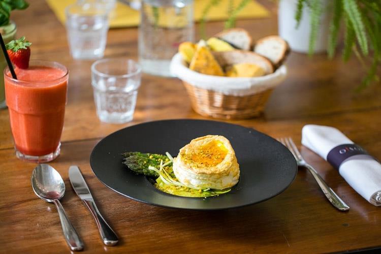 Nuvola di uovo cotto al forno con la salsa roux di asparagi al pecorino, asparagi alla piastra (Ginger Pantheon, viaggio nel gusto tra sapori mediterranei ed esotici)