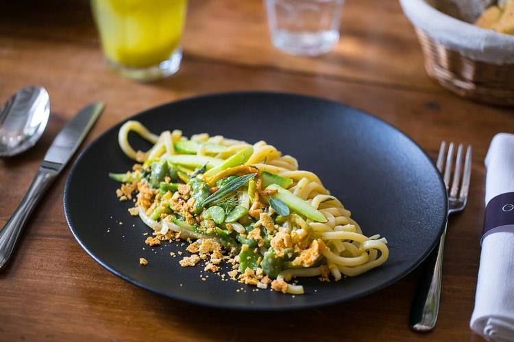 Spaghettoni di pasta fresca con fave, asparagi, fiori di zucca, crunchy di pecorino romano, pinoli biologi (Ginger Pantheon, viaggio nel gusto 
tra sapori mediterranei ed esotici)