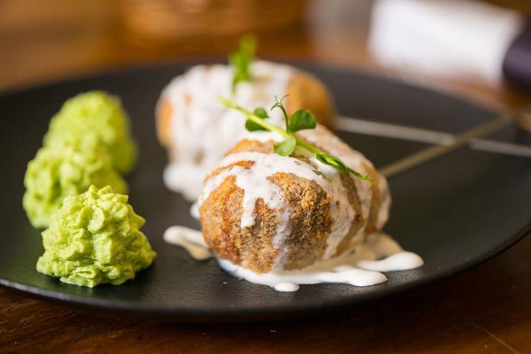Spiedo di polpa di agnello in crosta di mandorle biologiche con mousse di piselli, panna acida (Ginger Pantheon, viaggio nel gusto 
tra sapori mediterranei ed esotici)