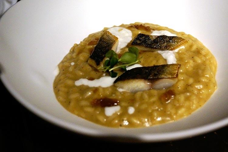 Risotto con cipolle bruciate, sgombro e confettura di limone (Il lato gourmet di Poggio Le Volpi
Apre Barrique, firma Oliver Glowig)