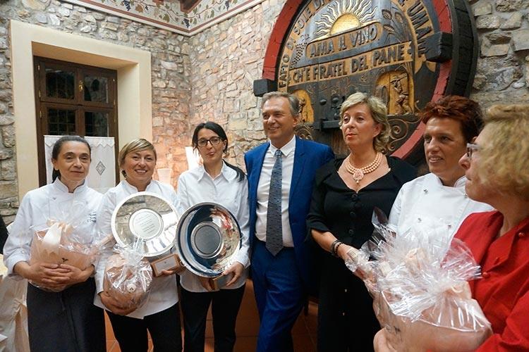 Nicoletta Ioli, Cristina Cerbi, Lara Pasquarelli, Paolo Pizziol, Roberta Bianchi, Mariangela Susigan e Camilla Zerbini - Lara Pasqualetti con il Cuore di astice
Miglior abbinamento a Villa Franciacorta