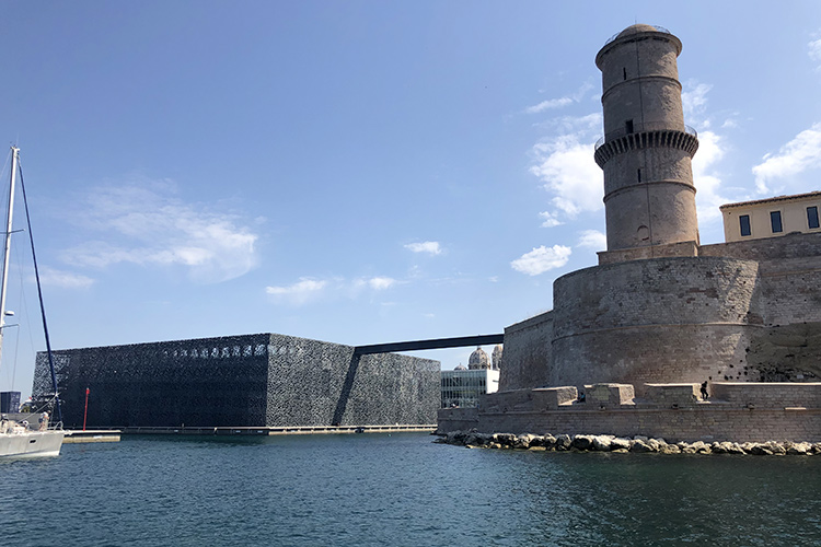 (Marsiglia, crocevia di turisti 
La città non più solo “di passaggio”)