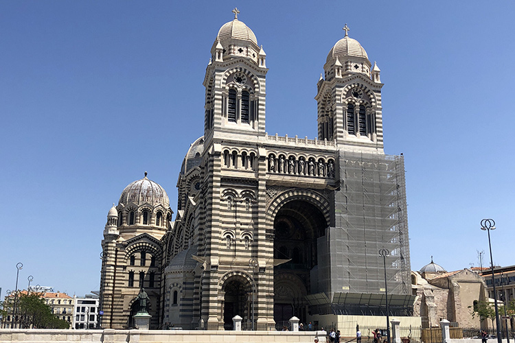 (Marsiglia, crocevia di turisti 
La città non più solo “di passaggio”)