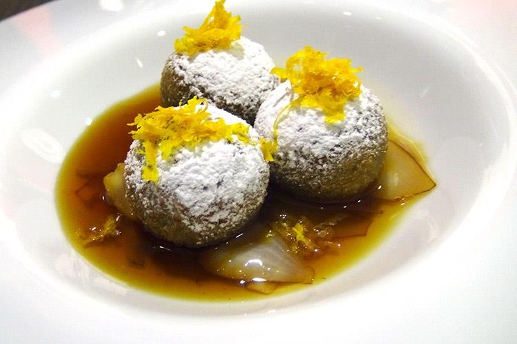 Bon bon di cioccolato, lampascioni canditi e liquore al carciofo - Angelo Sabatelli (Meet in Cucina Puglia 
Stelle e formazione alla 1ª edizione)