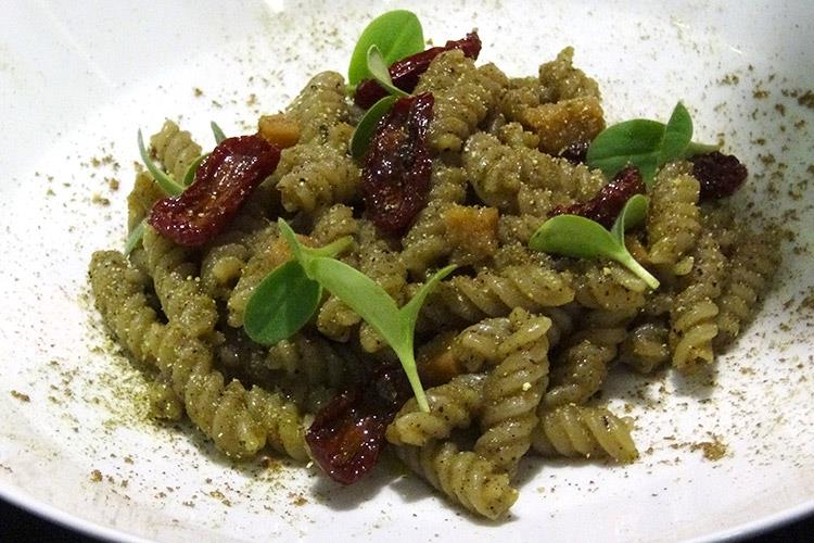 Fusilloni, crema di cipolla di Margherita Igp bruciata, datterini confit, polvere di noccioli di olive e bottarga di merluzzo - Antonio Bufi (Meet in Cucina Puglia 
Stelle e formazione alla 1ª edizione)