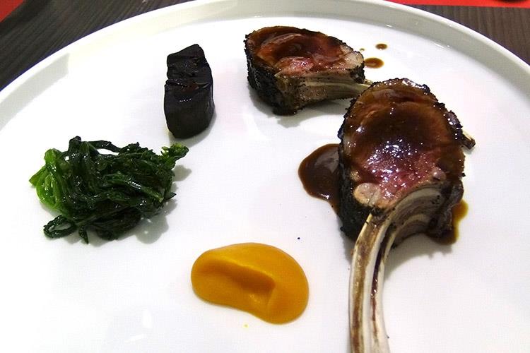 Carrè d'agnello al carbone servito con contorno di purea di carota alla fava di tonka, marasciuolo sautè e carbone di manioca - Angelo Sabatelli (Meet in Cucina Puglia 
Stelle e formazione alla 1ª edizione)