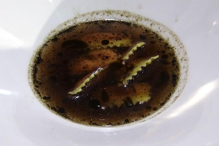 Tortelli di peperone alla brace, brodo di olive leccino, cenere - Angelo Sabatelli (Meet in Cucina Puglia 
Stelle e formazione alla 1ª edizione)