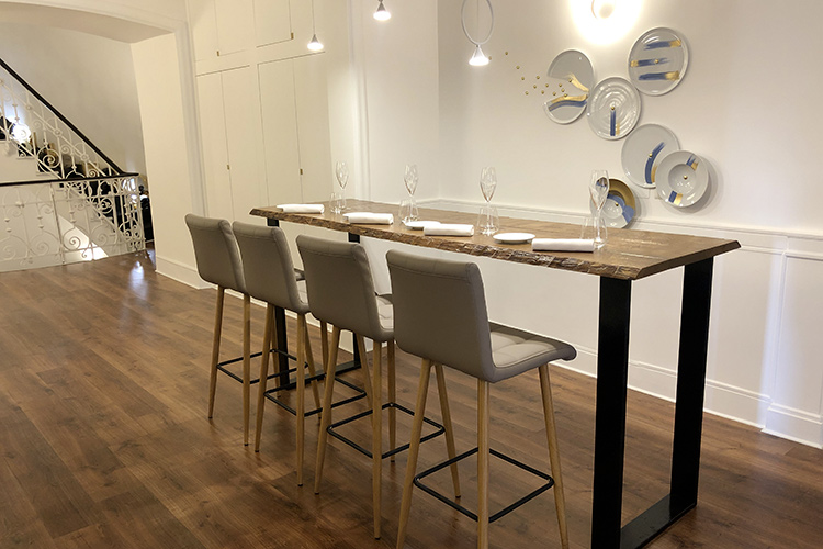 (Il Neapolitan style del Garò 
Per Gramaglia un «ritorno a casa») Il tavolo ricavato da un pino del Vesuvio 