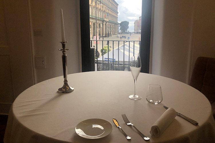 (Il Neapolitan style del Garò 
Per Gramaglia un «ritorno a casa») La vista su piazza Plebiscito con sullo sfodo il golfo di Napoli e Ischia