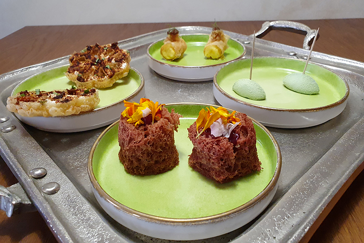 Finta oliva al forno con arancia, cracker di ricotta e pomodoro essiccato, cannolo ripieno di baccalà mantecato zafferano e saor, spugna di rapa rossa e tonno rosso (Nikita Sergeev nelle Marche 
ha reso il lockdown un'opportunità)