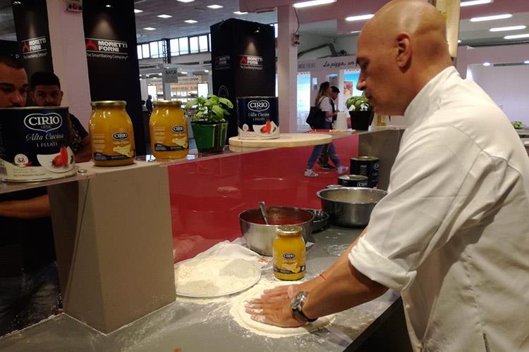 Luciano Sorbillo (Quando la tradizione guarda avanti 
Masterclass di successo a TuttoPizza)