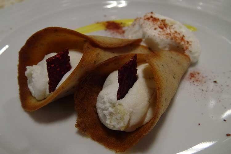 Cornetto rosso al lampone e uva spina con ricotta di capra, mele candite, spuma di yogurt naturale e crema inglese con latte d'asina - Andrew Regazzoni e l'Associazione cuochi bergamaschi (Un Convivium per fare sistema 
Largo alle eccellenze della Val Brembana)
