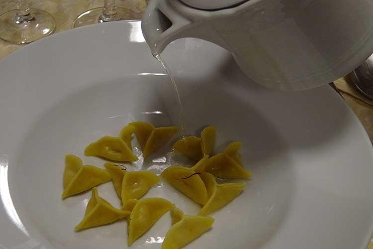 Cappelletti alla farina di castagne farciti con mele della valle, Roccolo della Val Taleggio, pistilli a secco e consommè di bovino chiarificato - Ezio Gritti (Un Convivium per fare sistema 
Largo alle eccellenze della Val Brembana)