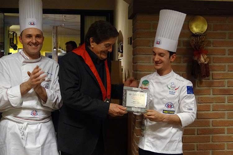 Roberto Belussi consegna la targa ad Andrea Tiziani (Un Convivium per fare sistema 
Largo alle eccellenze della Val Brembana)